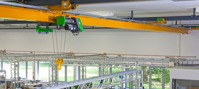 Industrial cranes & lift equipment