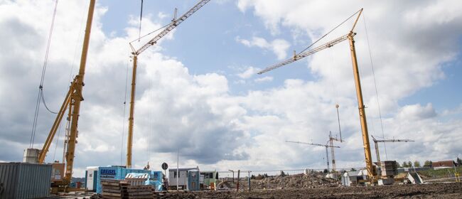 Construction cranes 