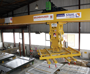 Brunnhuber special crane is working in a storage hall.