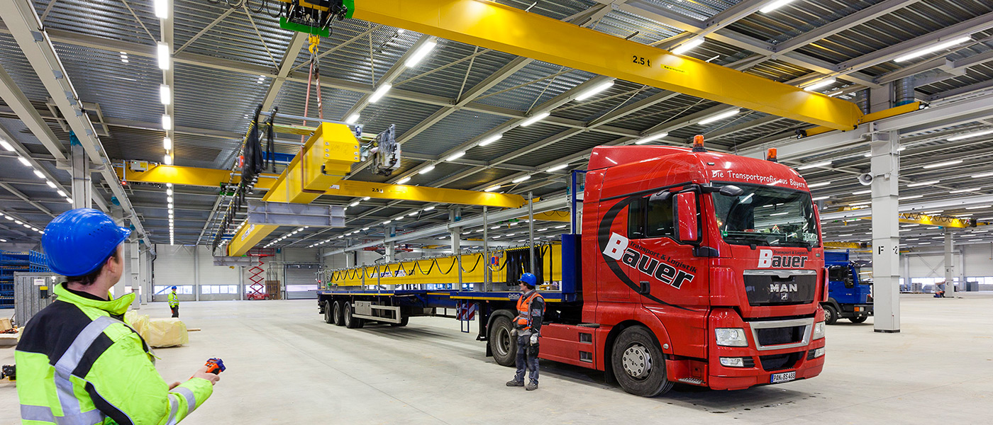 Industrial cranes in tandem operation – a standard application for HBC radio controls.
