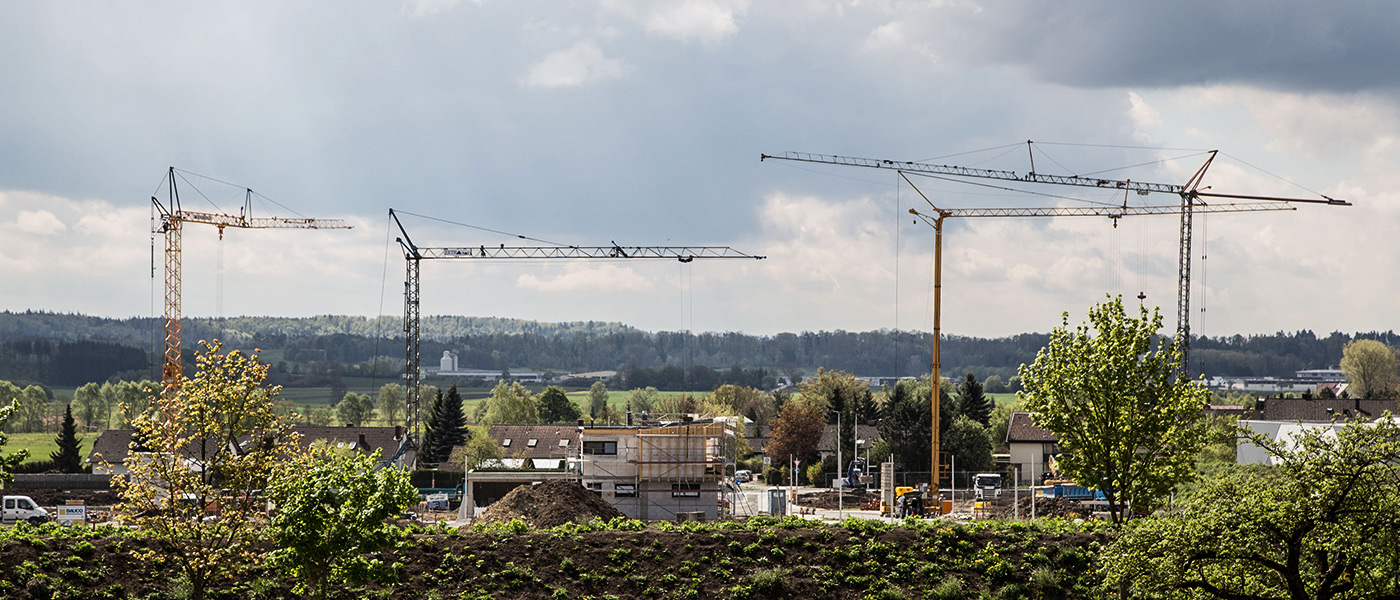 Bottom-slewing cranes: a classic application for HBC radio controls.