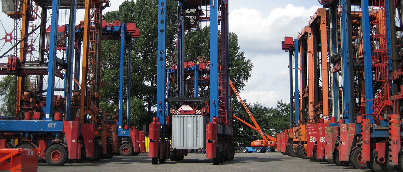 Safety and operating comfort for the control of container transporters.