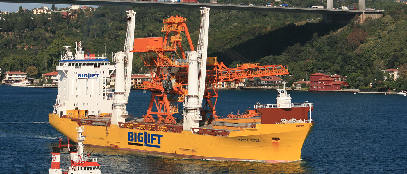 Radio systems by HBC-radiomatic: safety and efficiency for the control of ship cranes.